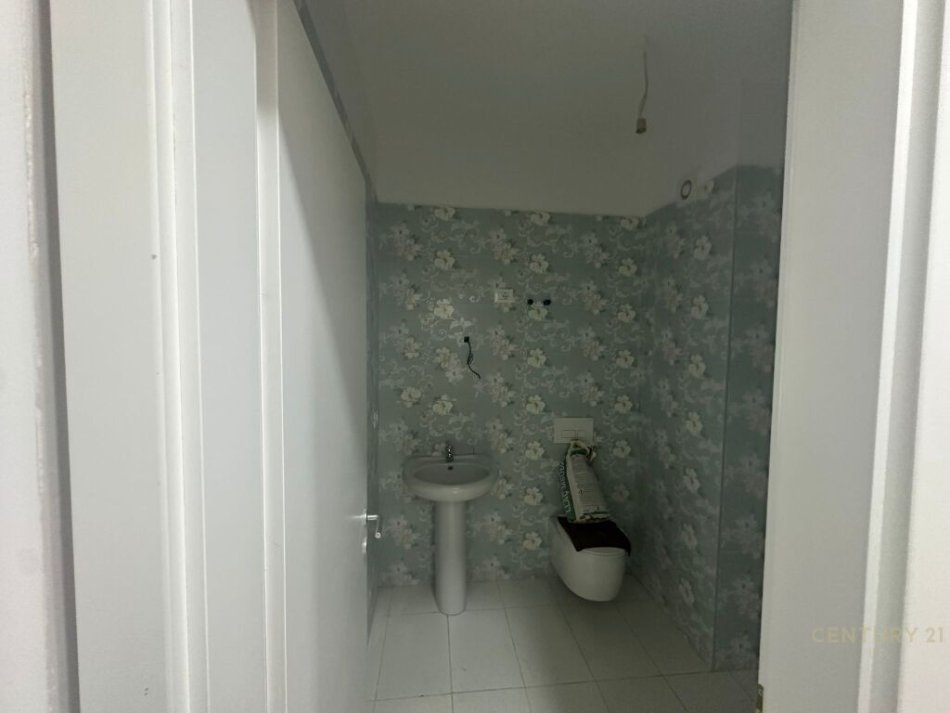Tirane, jepet me qera apartament 2+1+Aneks+Ballkon Kati 1, 98 m² 770 € 