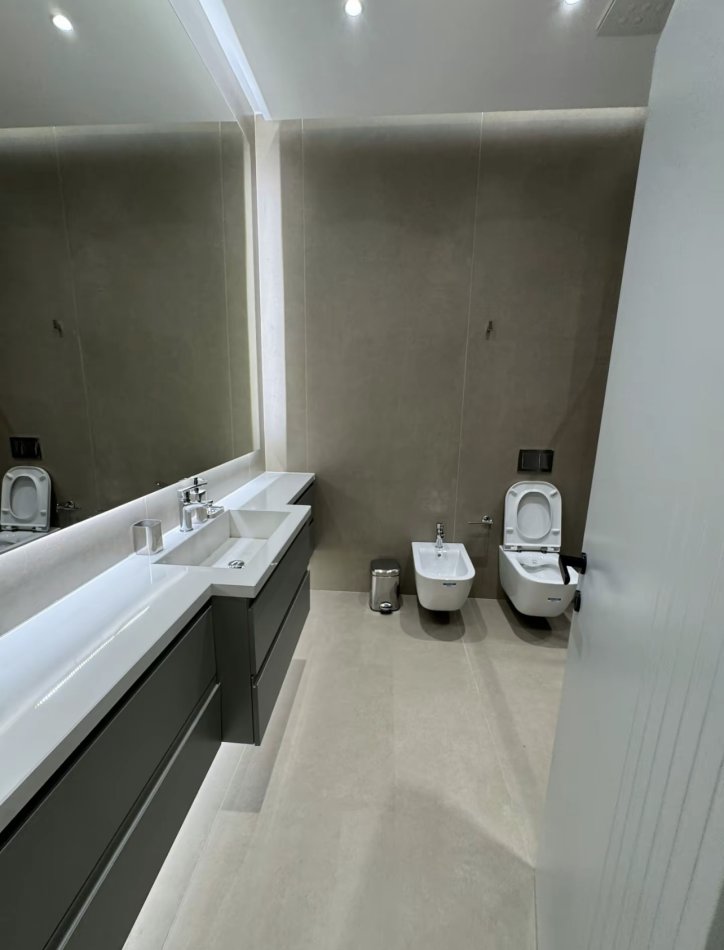 Tirane, jap me qera apartament 1+1+Ballkon Kati 8, 75 m² 800 € (Rruga Kavajes)