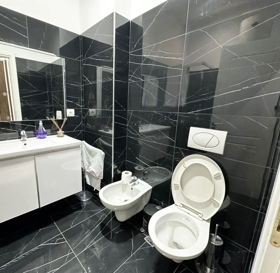 Tirane, jap me qera apartament 2+1+Ballkon Kati 8, 95 m² 800 € (Rruga Kavajes)