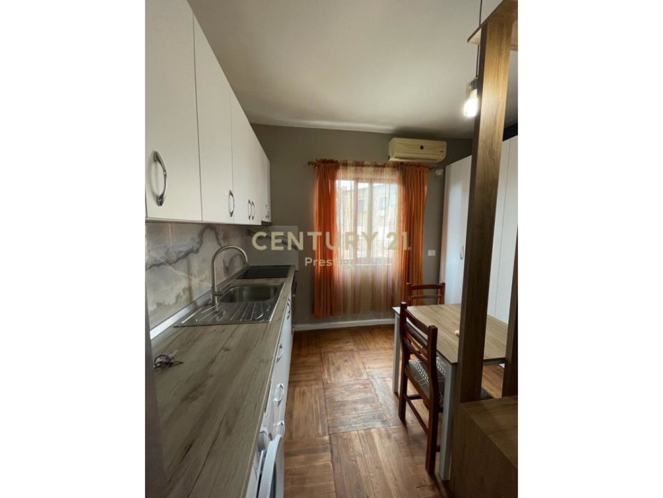 Tirane, jepet me qera garsonier 1+1 Kati 3, 22 m² 300 € (Xhamlliku)