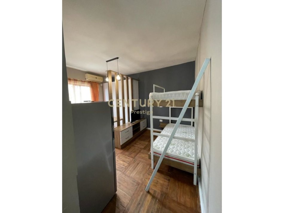 Tirane, jepet me qera garsonier 1+1 Kati 3, 22 m² 300 € (Xhamlliku)