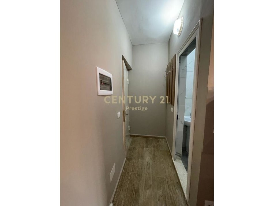 Tirane, jepet me qera garsonier 1+1 Kati 3, 22 m² 300 € (Xhamlliku)