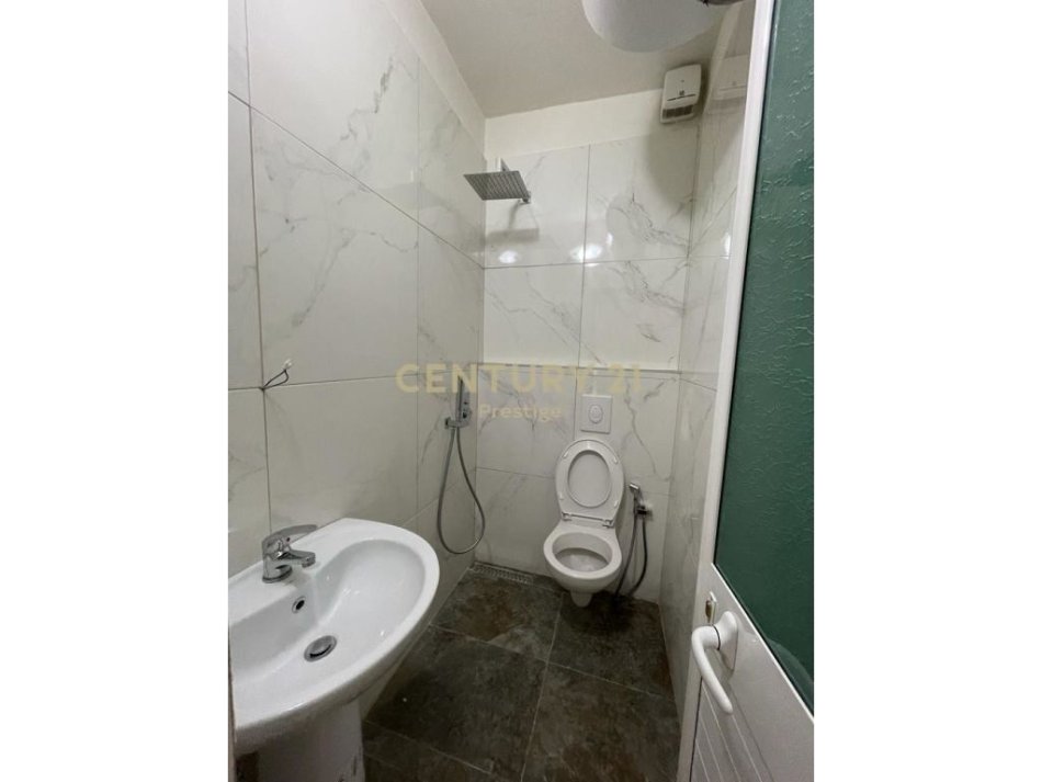 Tirane, jepet me qera garsonier 1+1 Kati 3, 22 m² 300 € (Xhamlliku)