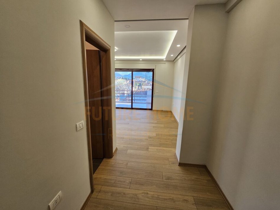 Tirane, shitet apartament 2+1+Ballkon Kati 1, 115 m² 240.000 € (Shkolla Partizani)