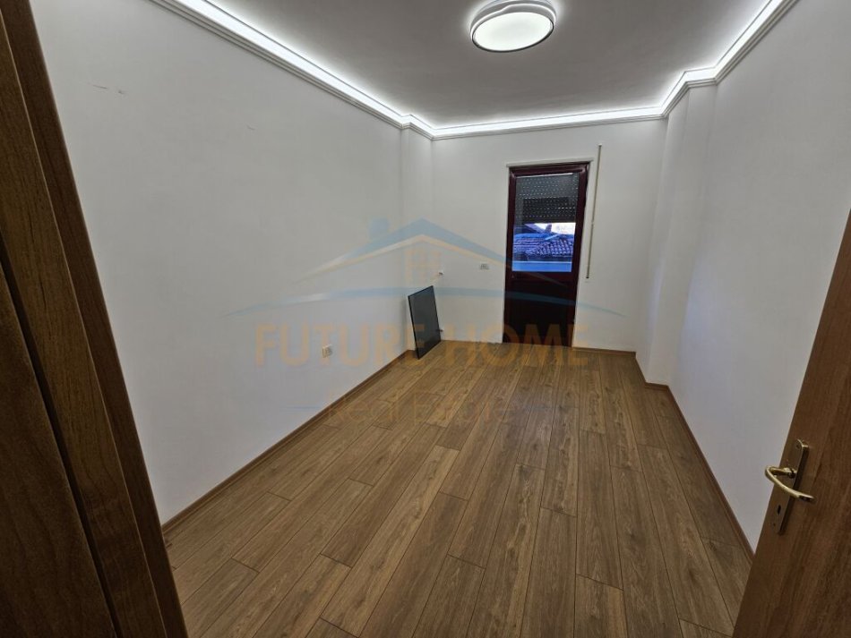Tirane, shitet apartament 2+1+Ballkon Kati 1, 115 m² 240.000 € (Shkolla Partizani)