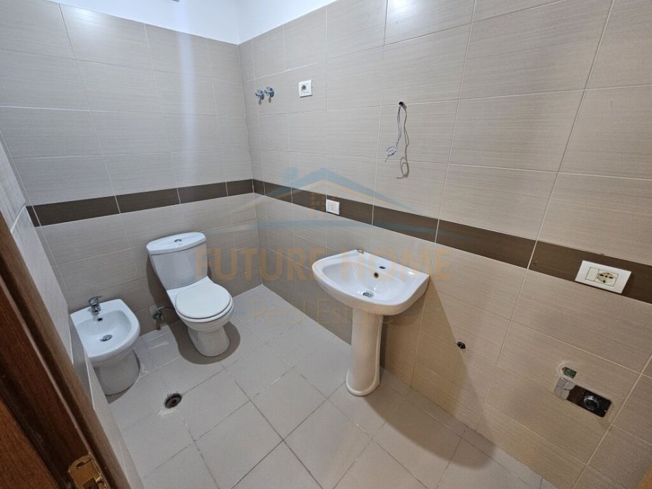 Tirane, shitet apartament 2+1+Ballkon Kati 1, 115 m² 240.000 € (Shkolla Partizani)