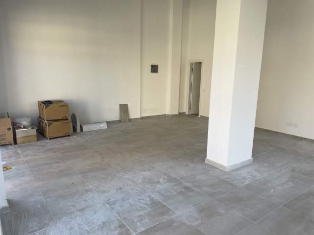 Tirane, jap me qera dyqan Kati 0, 65 m² 500 Euro (Rruga e Dibres)