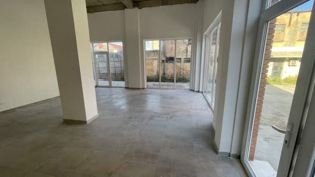 Tirane, jap me qera dyqan Kati 0, 65 m² 500 Euro (Rruga e Dibres)