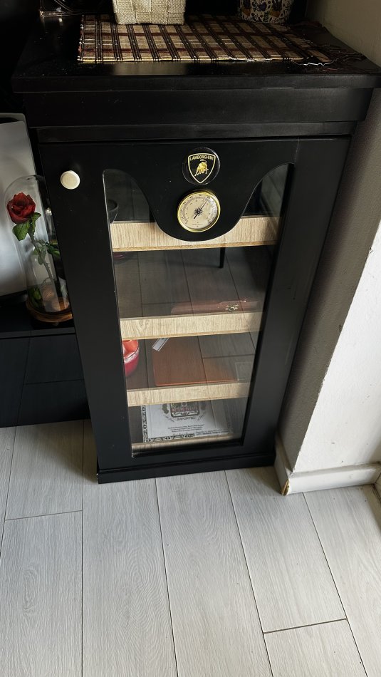 Tirane, shes SHITET KUTI E MADHE LUKSOZE HUMIDOR PER PURO CIGARE AKSESOR LAMBORGHINI SHUM E VECANT Permasat 100cm me 50cm 40cm 490 €