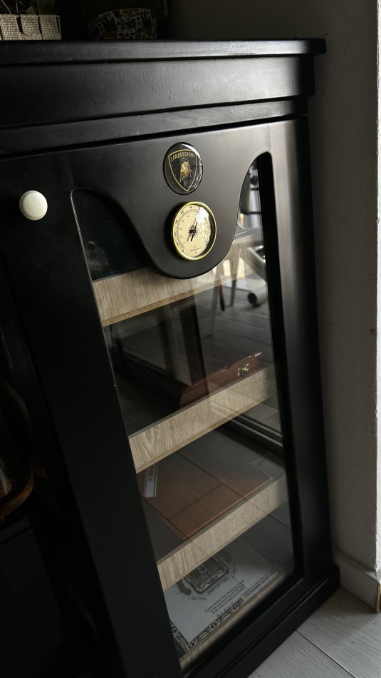 Tirane, shes SHITET KUTI E MADHE LUKSOZE HUMIDOR PER PURO CIGARE AKSESOR LAMBORGHINI SHUM E VECANT Permasat 100cm me 50cm 40cm 490 €