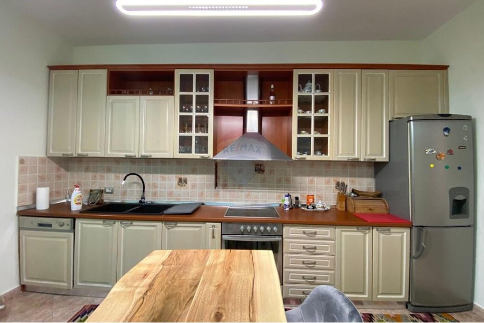 Tirane, jap me qera apartament 3+1 , 95 m² 850 € (Vasil Shanto!)