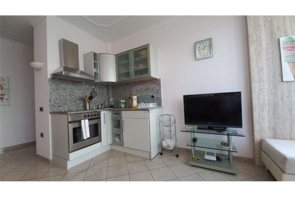 Tirane, jepet me qera apartament 1+1 Kati 6, 65 m² 600 € (Tirana e Re - Petronini, Albania)
