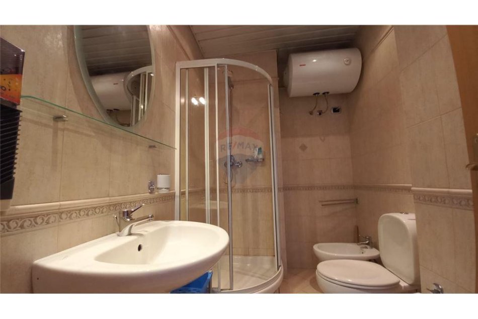 Tirane, jepet me qera apartament 1+1 Kati 6, 65 m² 600 € (Tirana e Re - Petronini, Albania)
