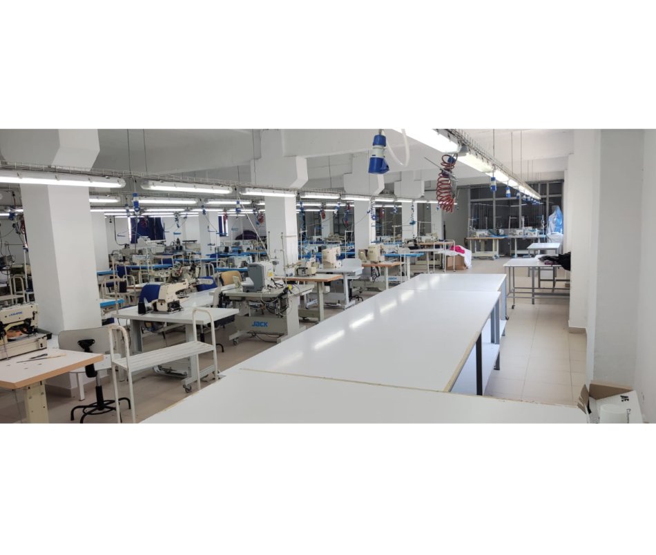Tirane, jepet me qera magazine Kati 1, 900 m² 2.850 €