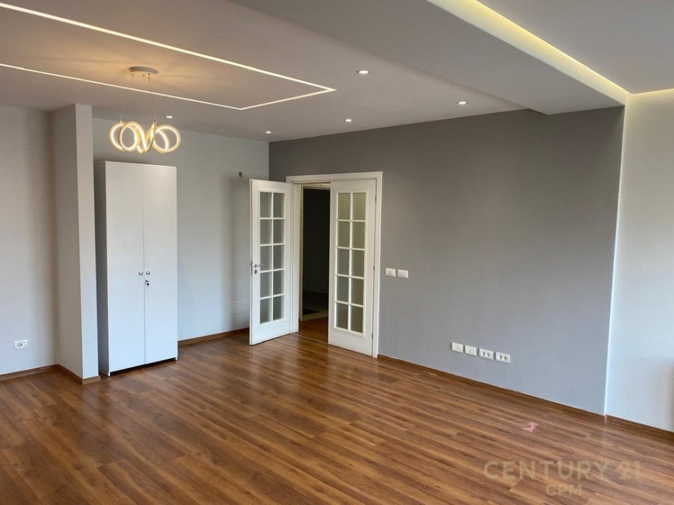 Tirane, jepet me qera apartament 3+1+Ballkon Kati 7, 150 m² 2.000 € (Zogu i Zi)