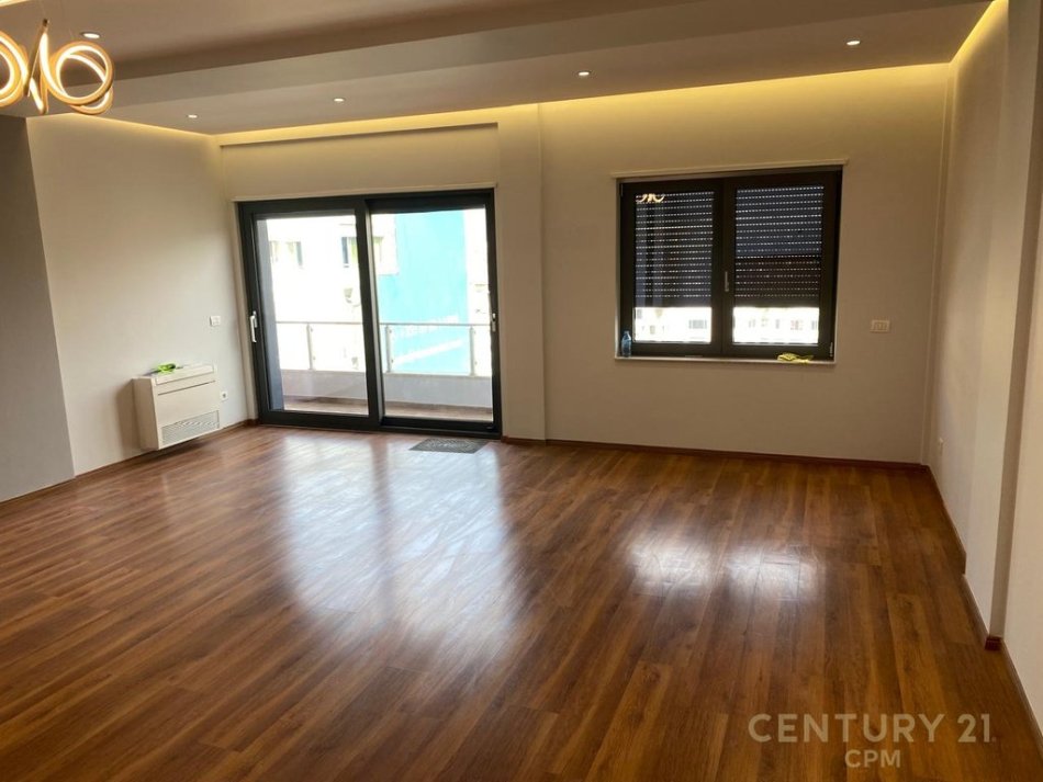Tirane, jepet me qera apartament 3+1+Ballkon Kati 7, 150 m² 2.000 € (Zogu i Zi)
