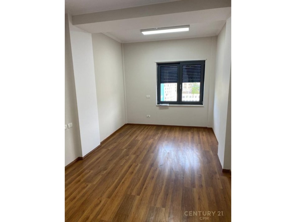 Tirane, jepet me qera apartament 3+1+Ballkon Kati 7, 150 m² 2.000 € (Zogu i Zi)