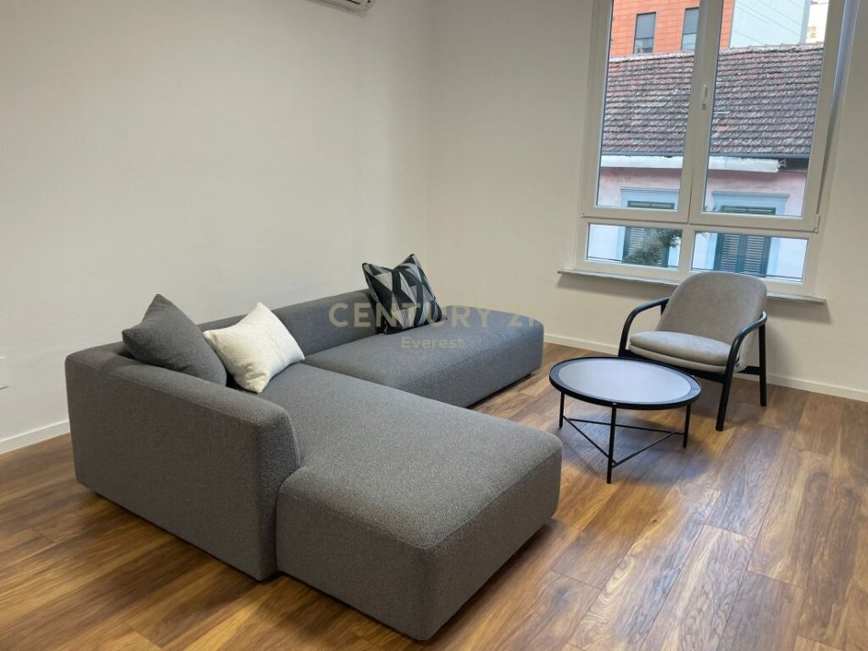 Tirane, jepet me qera apartament 2+1 Kati 2, 98 m² 850 € (Selvia)