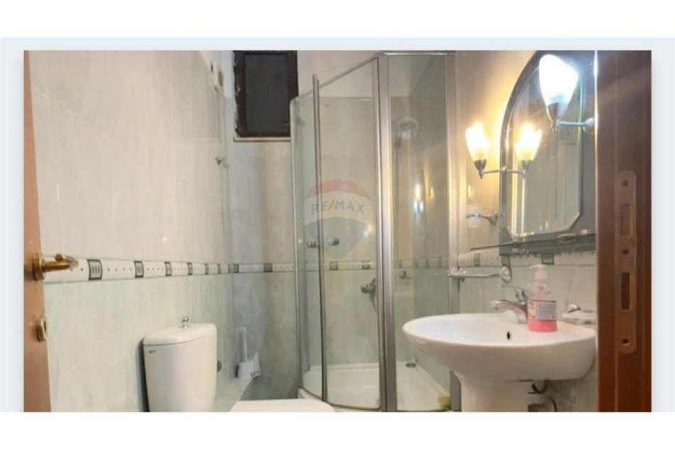 Tirane, jepet me qera apartament 1+1 Kati 8, 65 m² 500 € (Lidhja e Prizrenit-Bllok-Garda)