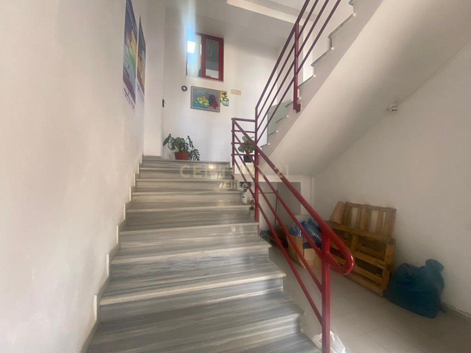 Tirane, jepet me qera magazine Kati 0, 1.350 m² 3.000 € (Fabrika e Qelqit)