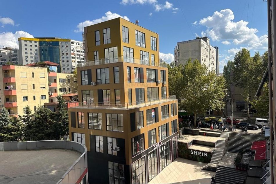 Tirane, jepet me qera ambjent biznesi Kati 3, 125 m² 700 € (Stacioni i Trenit)