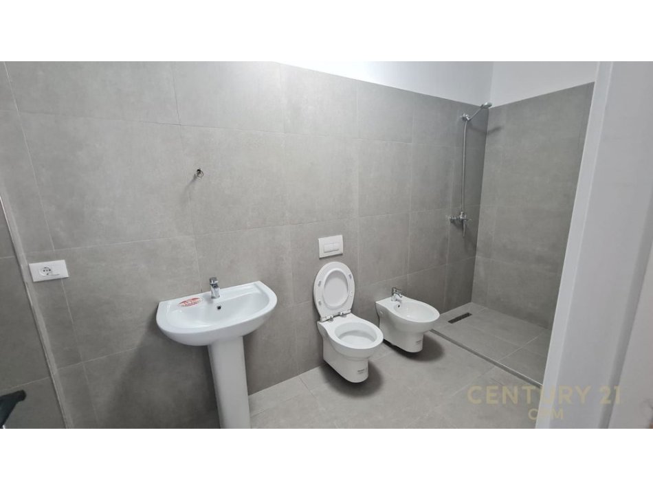 Tirane, jepet me qera apartament 2+1+2 +post parkimi Kati 3, 109 m² 800 € (Kodra e Diellit 2)