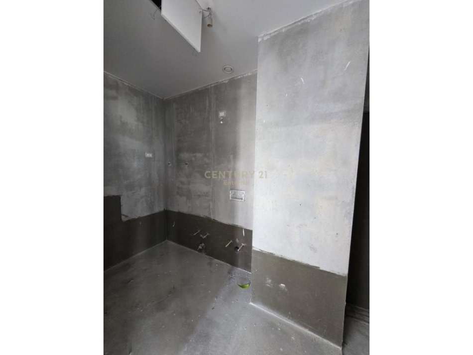 Open Space + Parkim Me Qira Kati 2, 187 m² 2.000 € (Lake View, Liqeni)