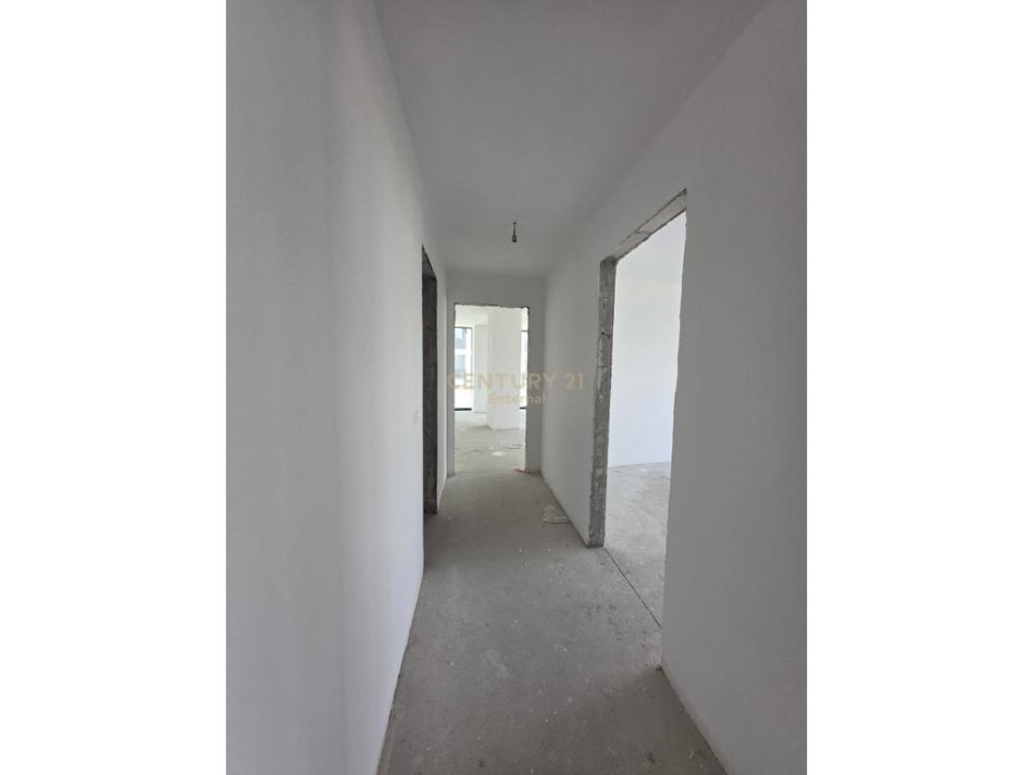 Open Space + Parkim Me Qira Kati 2, 187 m² 2.000 € (Lake View, Liqeni)