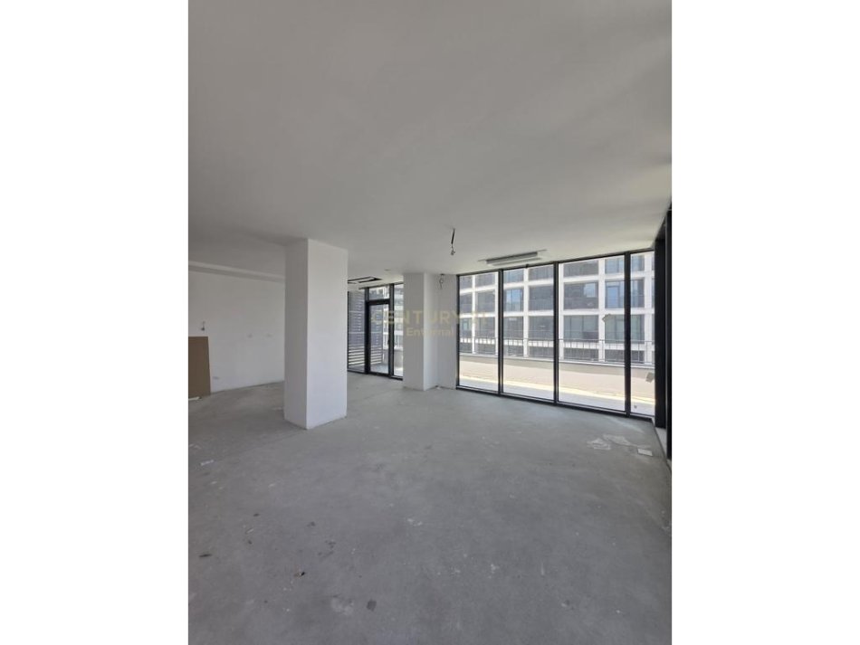 Open Space + Parkim Me Qira Kati 2, 187 m² 2.000 € (Lake View, Liqeni)