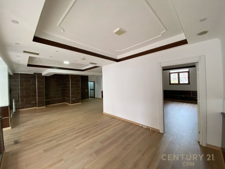 Tirane, jepet me qera ambjent biznesi Kati 0, 110 m² 1.000 € (Vasil Shanto)
