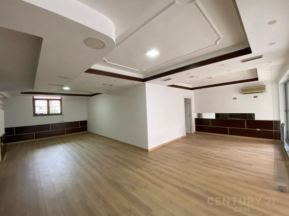 Tirane, jepet me qera ambjent biznesi Kati 0, 110 m² 1.000 € (Vasil Shanto)