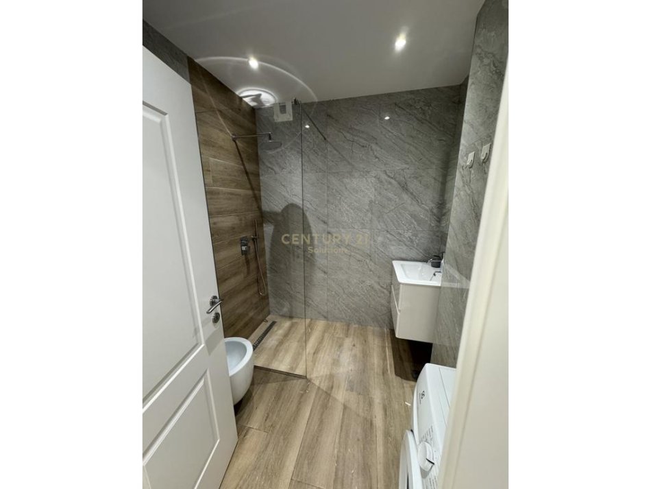 Tirane, jepet me qera apartament 2+1 Kati 4, 84 m² 600 € (Rruga e Dibres)