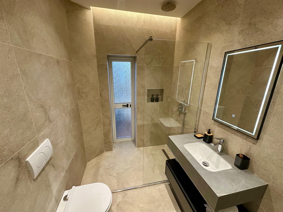 Tirane, jepet me qera apartament 2+1+Ballkon Kati 3, 95 m² 700 € (Bulevardi Zhan d’Ark)