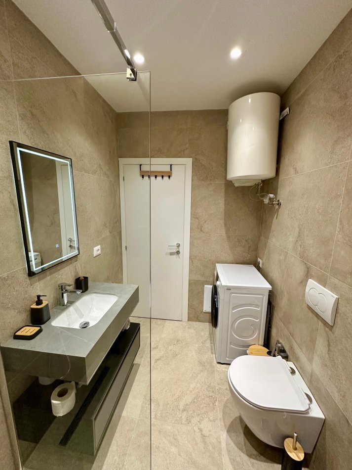 Tirane, jepet me qera apartament 2+1+Ballkon Kati 3, 95 m² 700 € (Bulevardi Zhan d’Ark)