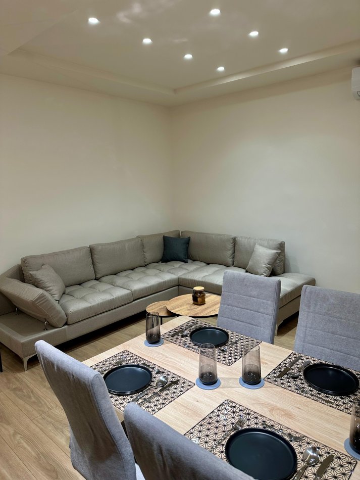 Tirane, jepet me qera apartament 2+1+Ballkon Kati 3, 95 m² 700 € (Bulevardi Zhan d’Ark)