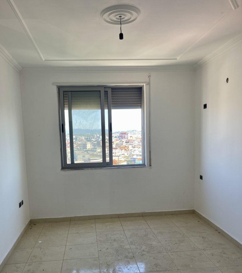 Durres, Shitet Apartament 1+1, Pran Stadiumit Niko Dovana