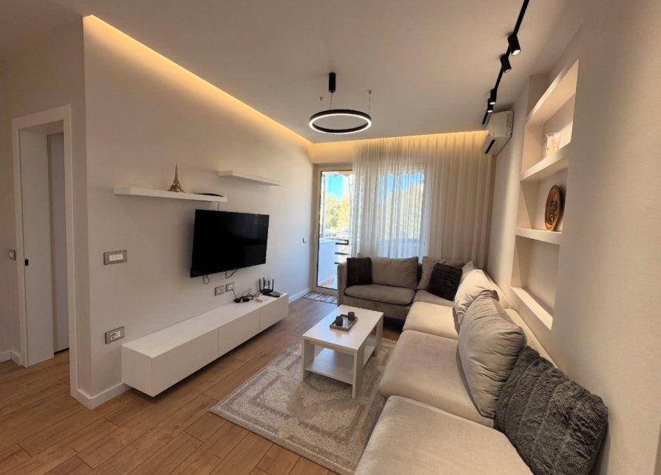 Tirane, jepet me qera apartament 1+1+Ballkon , 65 m² 600 € (Rr Pjeter Budi, Prane Ambasades Amerikane)