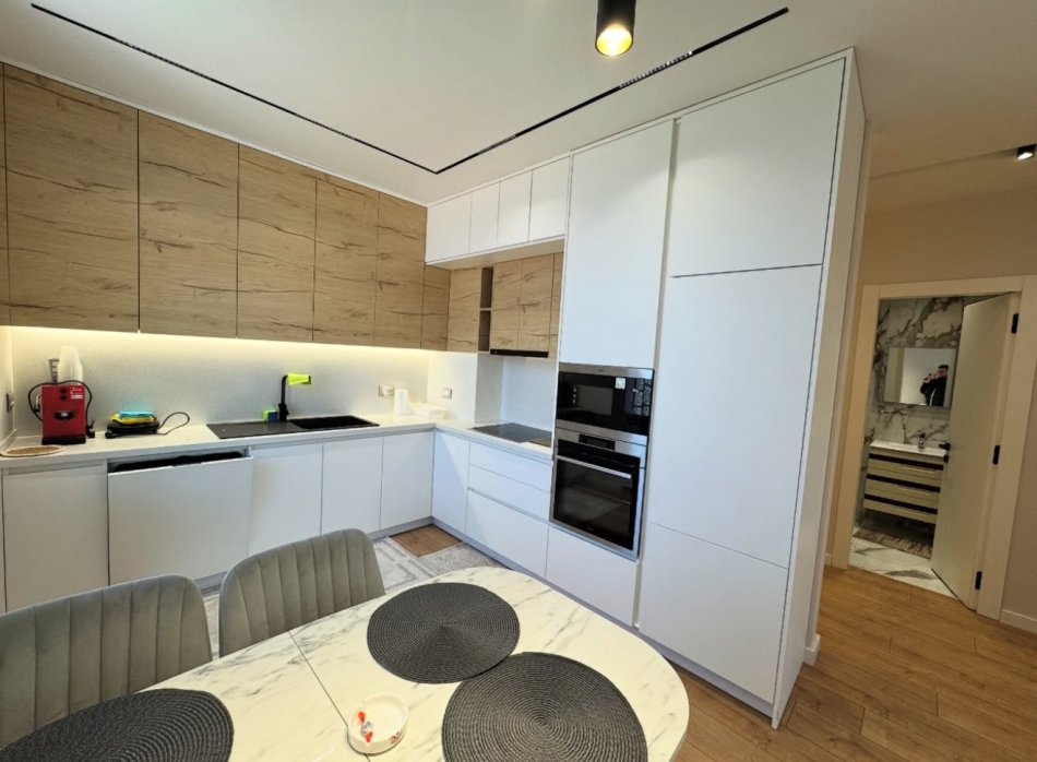 Tirane, jepet me qera apartament 1+1+Ballkon , 65 m² 600 € (Rr Pjeter Budi, Prane Ambasades Amerikane)