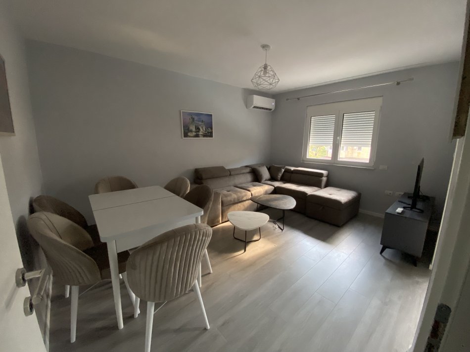 Tirane, jepet me qera apartament 1+1 Kati 3, 55 m² 400 € (Laprake)