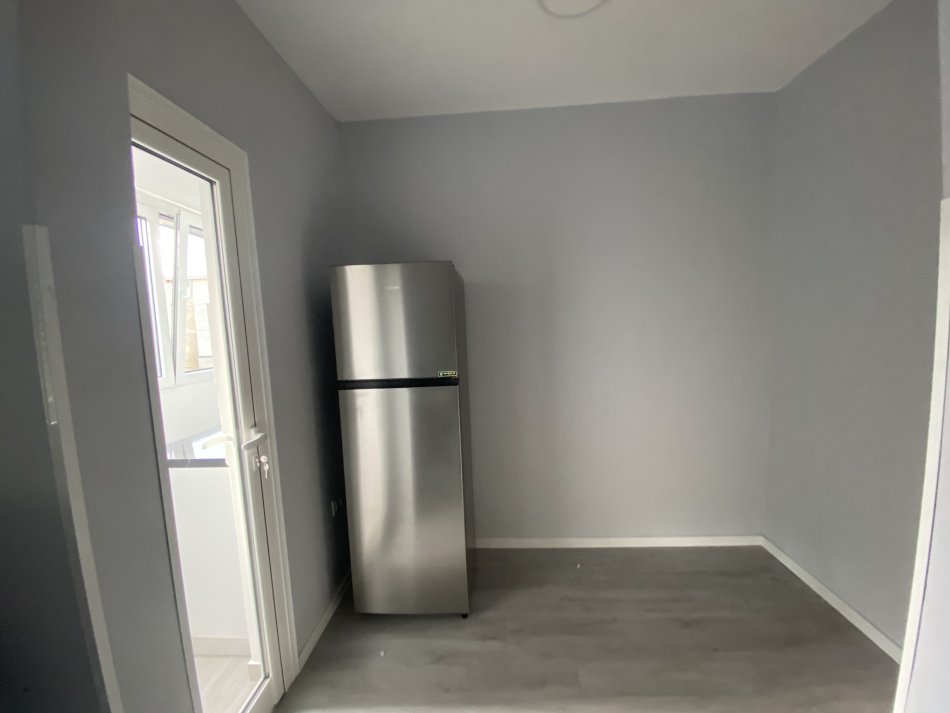 Tirane, jepet me qera apartament 1+1 Kati 3, 55 m² 400 € (Laprake)