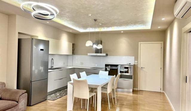 Tirane, jepet me qera apartament 2+1+A+BLK Kati 2, 200 m² 1.000 Euro (Komuna Parisit te Kristal Center)