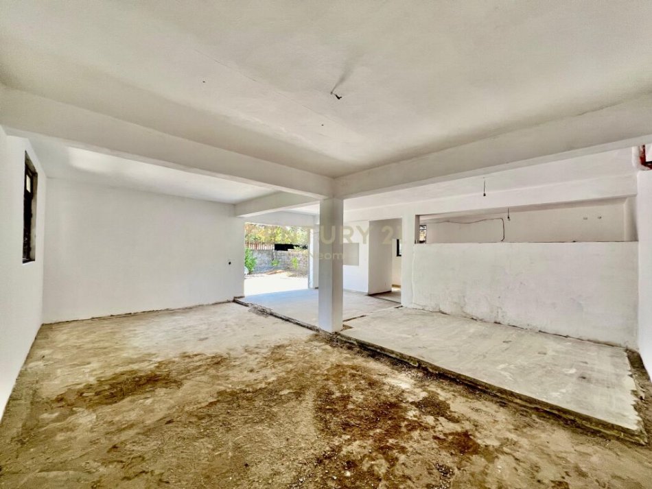 Tirane, jepet me qera magazine Kati 0, 220 m² 550 € 