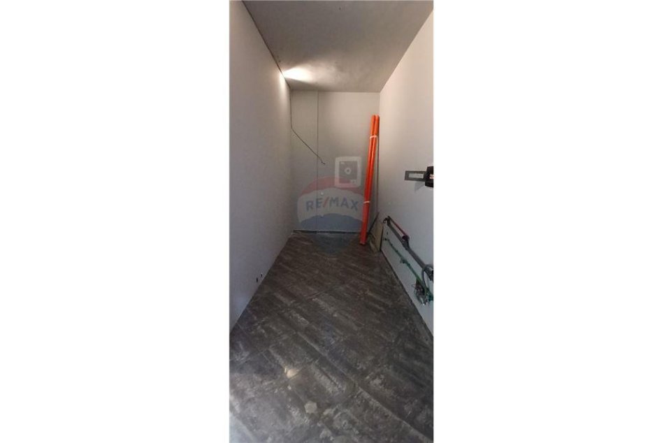 Tirane, jepet me qera dyqan Kati 0, 53 m² 500 € 