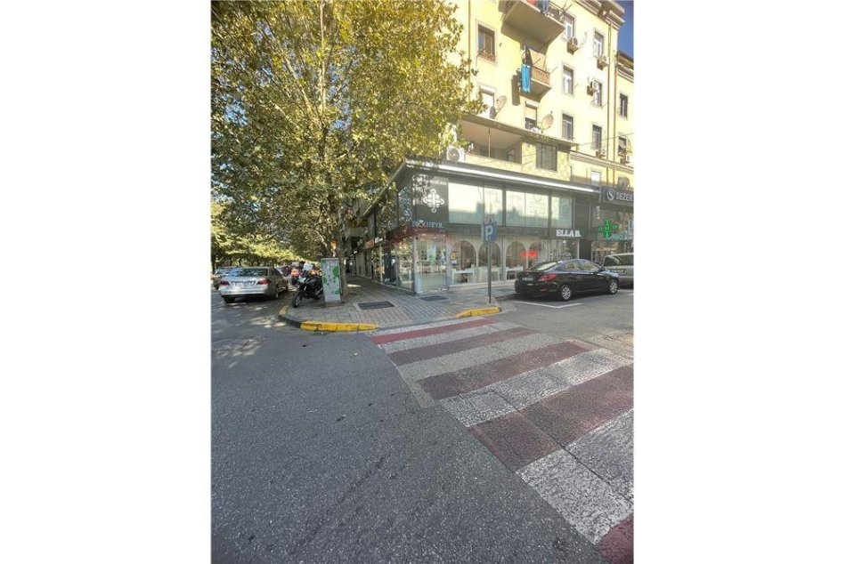 Tirane, jepet me qera ambjent biznesi Kati 1, 90 m² 2.000 € 
