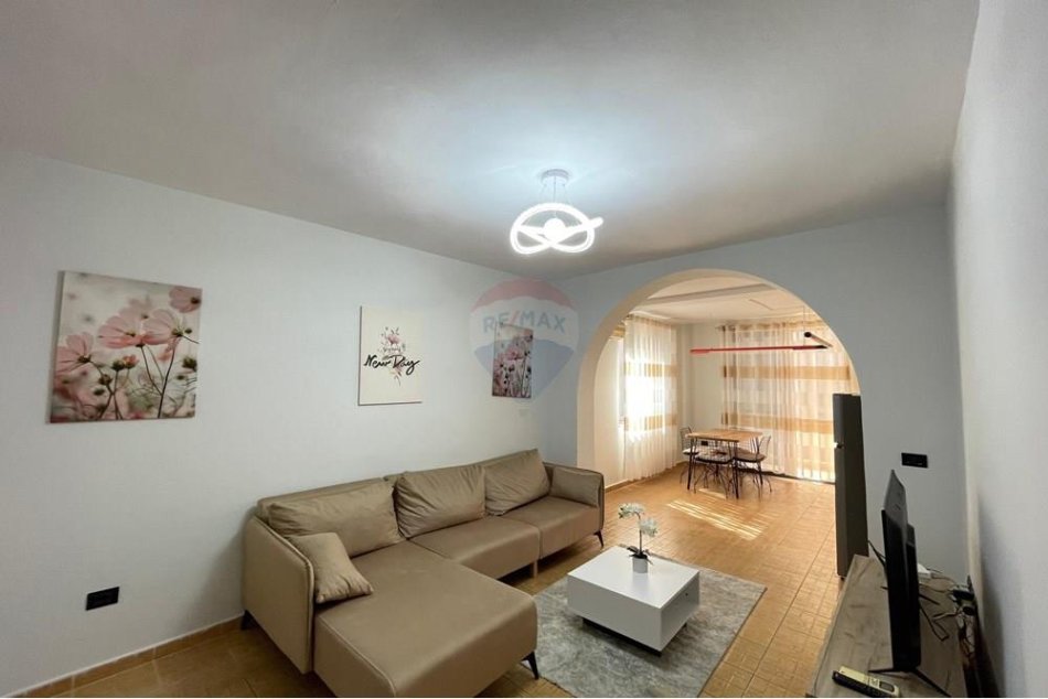 Tirane, jepet me qera apartament Kati 4, 100 m² 700 € (Bllok - Libri Universitar,)