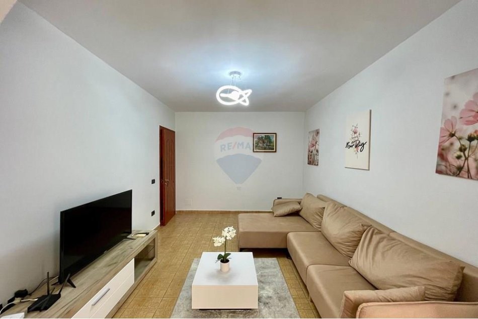 Tirane, jepet me qera apartament Kati 4, 100 m² 700 € (Bllok - Libri Universitar,)