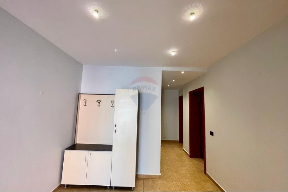 Tirane, jepet me qera apartament Kati 4, 100 m² 700 € (Bllok - Libri Universitar,)