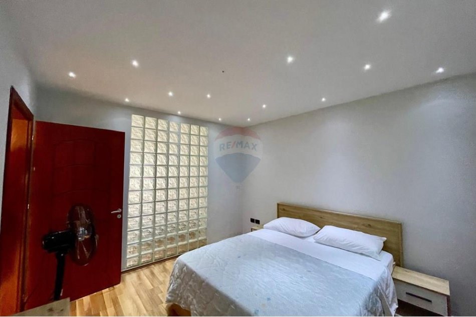Tirane, jepet me qera apartament Kati 4, 100 m² 700 € (Bllok - Libri Universitar,)