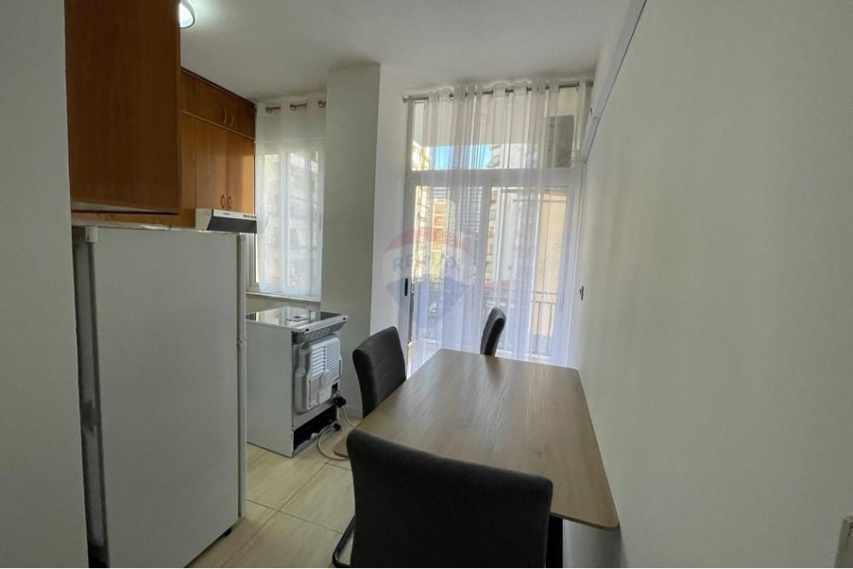 Tirane, jepet me qera apartament 1+1 , 60 m² 650 € (Komuna e Parisit, Shqipëri)