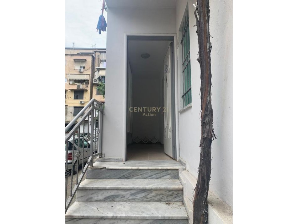 Tirane, jepet me qera zyre Kati 1, 60 m² 450 € (Komuna e Parisit)